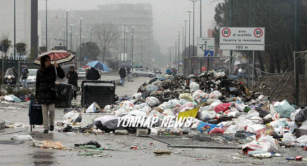 ITALY DIRTY NAPLES (AP)