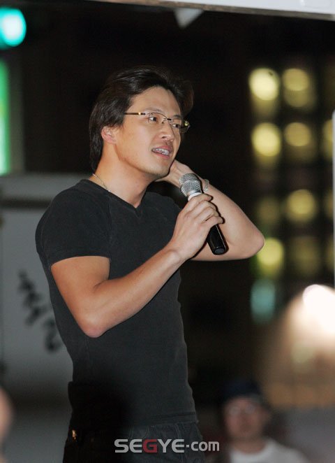 촛불문화제 참석한 정찬, 정부 강하게 비판
