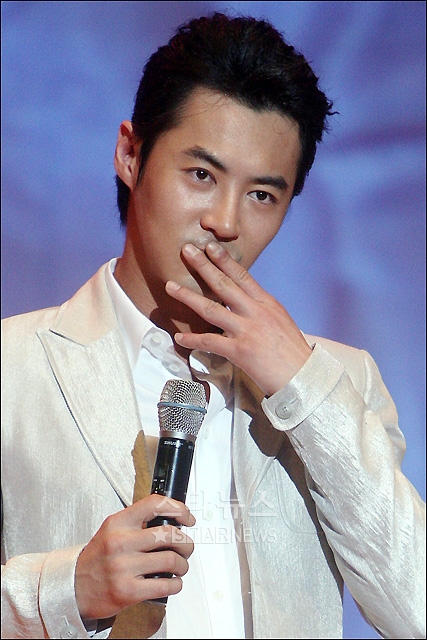 포토]전진, 팬들에게 보내는 '눈빛과 키스'