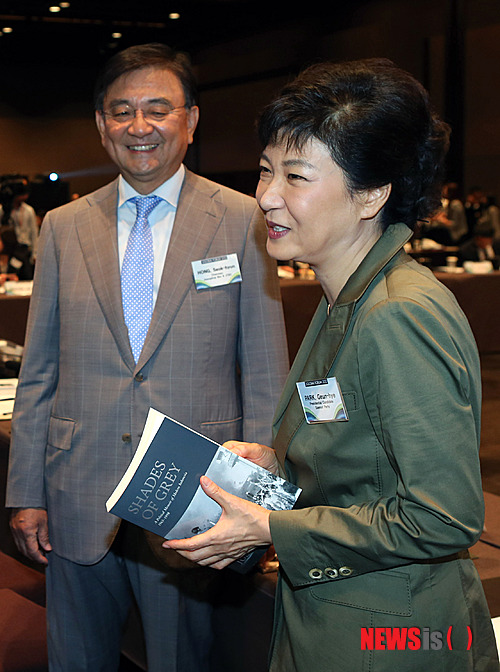 홍석현 회장을 비롯한 인사들과 대화 나누는 박근혜 후보
