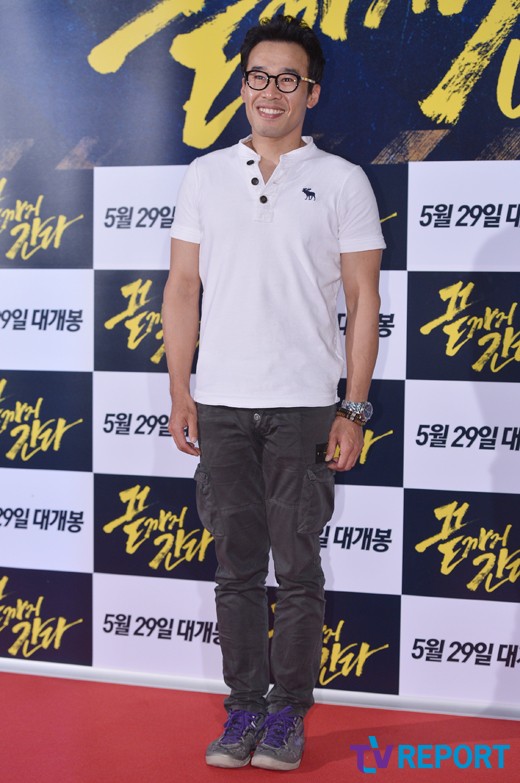 [T포토] 조상기 '포토타임은 차렷 자세로'(끝까지 간다)