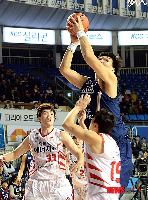 슛 시도하는 거인 하승진
