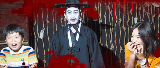 [커버스토리] 저승사자 쫓아오고 벽에선 손이 불쑥..원없이 비명 지르며 뛰어다녔죠