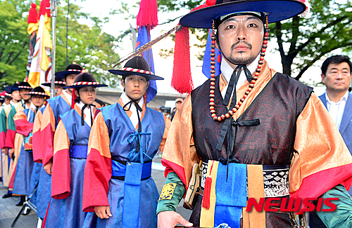 봉화대 점화 기다리는 봉수군