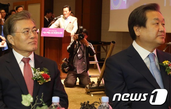 김무성 새누리당 대표(오른쪽)와 문재인 새정치민주연합 대표(왼쪽). 2015.10.2/뉴스1 © News1 박세연 기자