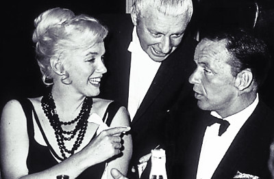 메릴린 먼로(왼쪽)와 프랭크 시나트라(오른쪽)가 1959년 미국 네바다주 크리스탈베이에서 함께 시간을 보내고 있는 모습.   영국 일간 텔레그래프