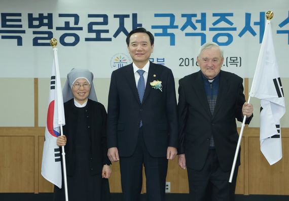 4일 열린 국적증서 수여식. 왼쪽부터 신혜경 원장 수녀, 김현웅 법무부장관, 천노엘 신부. [법무부 제공]