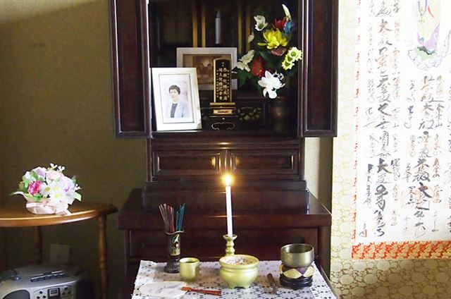 썰렁한 사흘 대신 '정성 어린 하루'.. '작은 장례식' 주목