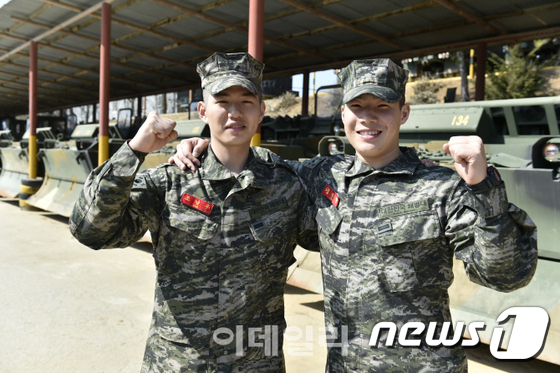 군복무를 면제받을 수 있었지만 해병대에 자원입대한 조남우(왼쪽)·김상현 일병이 파이팅을 외치고 있다. [해병대 제공]© News1