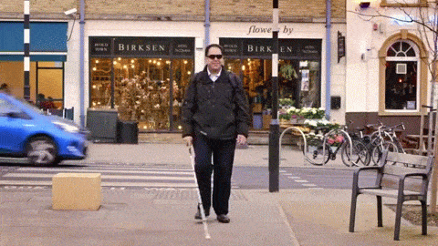 시각장애인이 길거리를 지나가다가 어떤 소리를 듣고 스마트 안경을 한번 쓰다듬었더니, 안경에 내장된 카메라가 그 장면을 갈무리하여 "한 소년이 길거리에서 스케이트보드를 타고 있습니다"라고 소리로 알려줍니다. [마이크로소프트 영상자료]