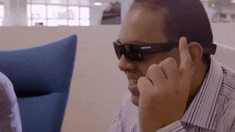 시각장애인들이 회사에서 함께 대화를 나눌 때, 상대방이 어떤 표정인지 궁금하면 스마트 안경을 통해 갈무리된 화면을 전용 모바일 앱이 분석해 알려 줍니다. "마주 앉은 사람은 약 40세 남성이며 놀랍다는 표정입니다. 그 옆 약 20세 여성은 행복하다는 표정입니다" [마이크로소프트 영상자료]