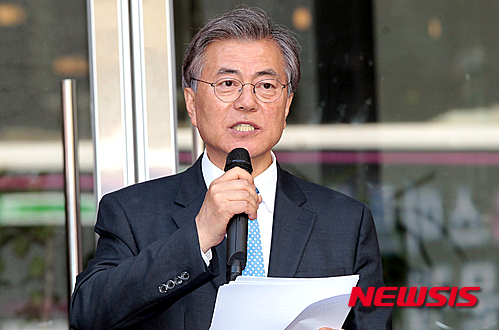 【광주=뉴시스】류형근 기자 = 4·13국회의원 선거 사전투표 첫날인 8일 오후 광주 동구 충장로 충장우체국 앞에서 더불어민주당 문재인 전 대표가 입장을 발표하고 있다. 2016.04.08.   hgryu77@newsis.com