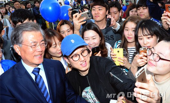총선 하루전인 12일 전북 전주시 덕진구 전북대학교 앞에서 열린 전주시민 필리버스터를 방문한 문재인 더불어민주당 전 대표가 대학생과 셀카를 찍고 있다.2016.4.12/뉴스1  <저작권자 © 뉴스1코리아, 무단전재 및 재배포 금지>