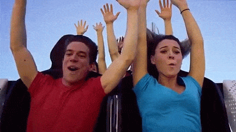 VR 헤드셋을 쓴 롤러코스터 탑승객들은 마치 전투기 조종사가 된 듯한 착각에 빠질 수 있습니다. [식스플래그 영상자료]