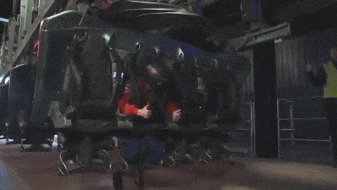 캐나다 우주비행사인 크리스 핫필드(Chris Hadfield)가 우주여행을 주제로 한 갤럭티카를 체험하고 있습니다. [알톤타워 영상자료]