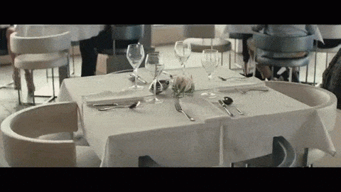 지진이 발생하면 테이블 아래 들어가서 머리를 보호하는 것이 가장 중요합니다. [영화 '샌 안드레아스' 자료]