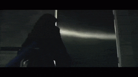 실내에 있다면 문은 열어두되 열어둔 문으로 함부로 나가서는 안 됩니다. [영화 '샌 안드레아스' 영상자료]