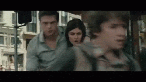 동요하지 말고 움직일 수 있는 부상자는 서로 도와 신속히 안전한 곳으로 옮겨야 합니다. [영화 '샌 안드레아스' 영상자료]