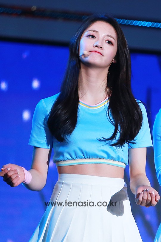 걸그룹 아이오아이(I.O.I) 멤버 주결경이 8일 오후 서울 강남구 영동대로에서 진행된 ‘C페스티벌 케이팝 콘서트’에 참석해 멋진 무대를 선보이고 있다.