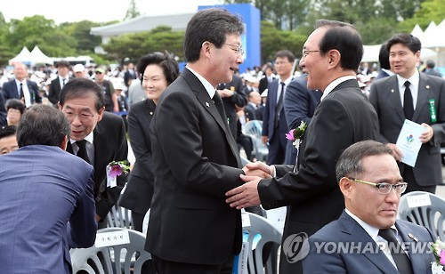 인사하는 노회찬 유승민