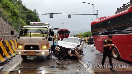 아수라장으로 변한 영동고속도로     (평창=연합뉴스) 17일 오후 5시 54분께 강원 평창군 용평면 봉평터널 입구 인천방면 180㎞ 지점에서 관광버스와 승용차 5대가 잇따라 추돌해 사고현장이 아수라장으로 변해 있다. [강원도 소방본부 제공=연합뉴스]     conanys@yna.co.kr