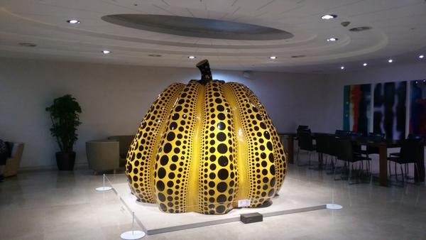 `한남더힐` 커뮤니티센터에 전시돼 있는 야요이 쿠사마(Yayoi Kusama)의 `호박(Pumpkin)` 작품. 야요이 쿠사마는 20세기 일본 미술을 대표하는 인물이며 세계적으로 인정받은 전위예술가이자 현대미술의 거장으로 꼽힌다. /사진=신수현 기자