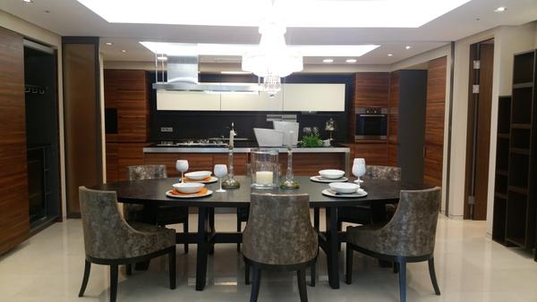 유럽 명품 주방으로 꼽히는 독일 애거스만 제품으로 꾸며진 `한남더힐` 전용235㎡(85평) 주방 전경. /사진=신수현 기자