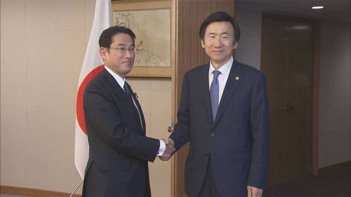 어제 한일 외교장관 회담 직전 기시다 후미오 일본 외무상(좌)과 윤병세 외교장관