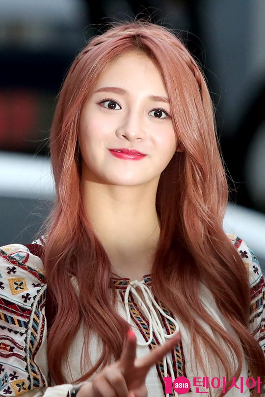 아이오아이 주결경이 포즈를 취하고 있다.