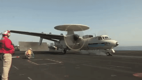 미 해군 항공모함 해리 트루먼 함에서 E-2 조기경보기가 캐터펄트의 힘으로 하늘로 날아 오르고 있다. 캐터펄트는 E-2처럼 무거운 함재기도 날릴 수 있다. [사진 유튜브 캡처]