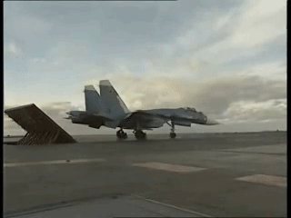 중국과 같은 스키 점프대를 사용하고 있는 러시아의 항공모함 쿠즈네초프 함에서 Su-33이 이륙하고 있다. Su-33는 중국 함재기 젠-15의 오리지널이다. [사진 유튜브 캡처]