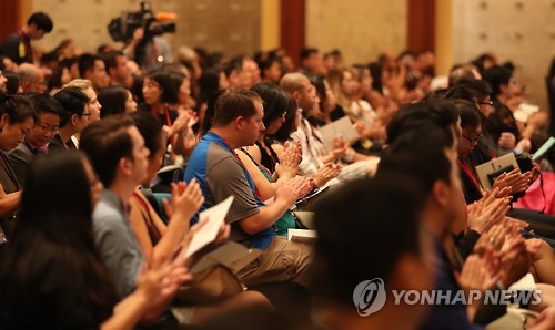 지난달 2일 서울에서 국제한인입양인협회(IKAA) 주최로 열린 '2016 세계한인입양인대회' 참석자들[연합뉴스 자료사진]