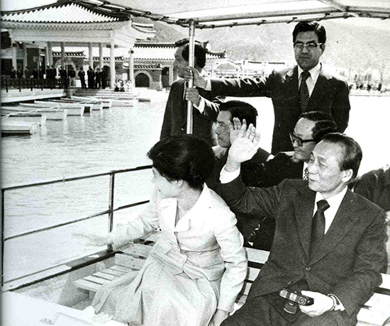 ⓒ연합뉴스 1979년 4월 박정희 대통령(앞줄 오른쪽)이 박근혜 영애(앞줄 왼쪽)와 함께 경주 보문관광단지 내 유람선에 시승해 둘러보고 있다.
