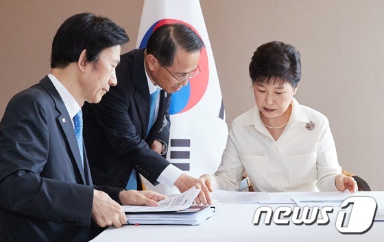 박근혜 대통령이 9일 오전 라오스 비엔티엔 순방 중 북한이 5차 핵실험을 감행한 것으로 파악되자 현지에서 긴급대책회의를 하고 있다. (청와대 제공) 2016.9.9/뉴스1 &copy; News1 이광호 기자