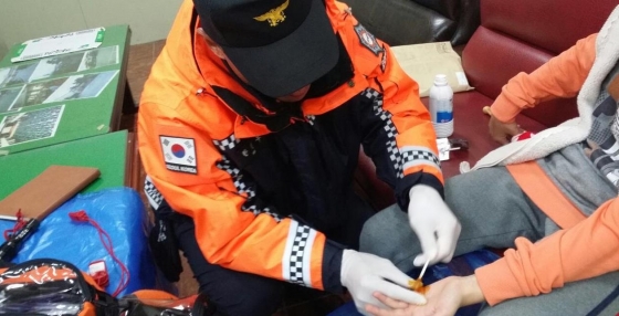 수학여행에 동행한 119 구조대원이 부상당한 학생을 응급처치하고 있다./사진=서울시