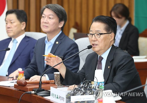 발언하는 박지원 비상대책위원장     (서울=연합뉴스) 김현태 기자 = 국민의당 박지원 비상대책위원장이 28일 오전 국회 본청에서 열린 의원총회에서 발언하고 있다.