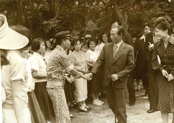 ⓒ연합뉴스 1977년 9월 불국사 경내에서 수학여행 온 남녀 학생들과 악수를 나누고 있는 박정희 전 대통령.