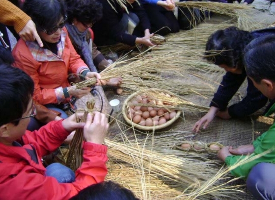 창덕궁 옥류천에서 벼 베며 떡 만드는 신명나는 가을걷이