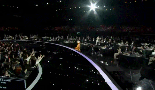 여자배우상 수상을 위해 무대로 올라오던 중 넘어지는 김혜수 사진|tvN 시상식 방송 영상 갈무리