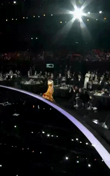 수상하러 무대로 올라가던 김혜수가 넘어지자 에스코트를 위해 달려온 배우 김원해에게 괜찮다며 손을 들어보이는 김혜수 사진|tvN 시상식 방송 영상 갈무리