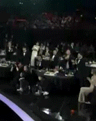 배우 이서진이 옆 테이블의 유해진에게 네가 가라는 듯 손짓하고 있다 사진|tvN 시상식 방송 영상 갈무리