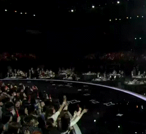 이서진의 손짓을 보고 손사래를 치는 유해진 사진|tvN 시상식 방송 영상 갈무리