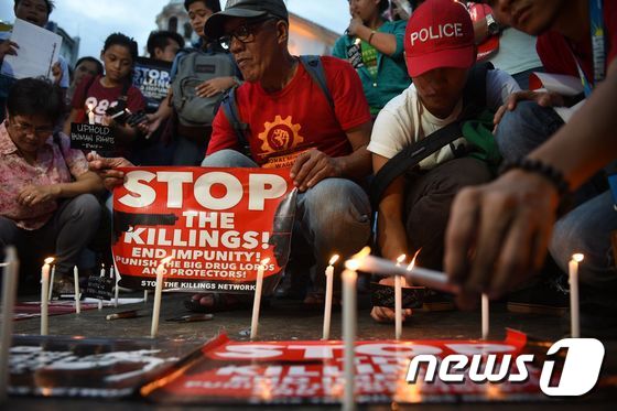 필리핀 수도 마닐라에서 시민들이 정부의 초법적 살인을 규탄하는 시위를 벌이고 있다. © AFP=뉴스1