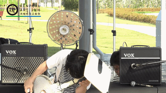 선풍기 전자기타를 연주하고 있는 와다 에이. [사진 유튜브 캡처]