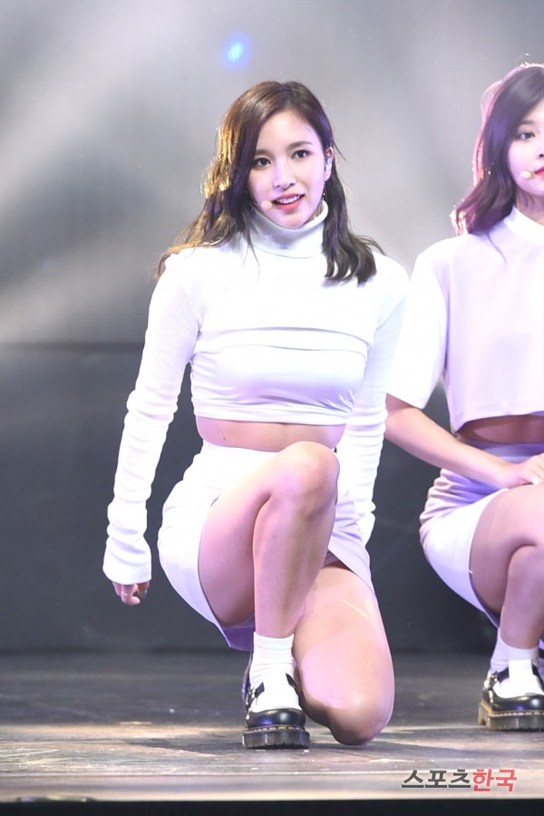 세 번째 미니앨범 '트와이스코스터:레인1(TWICEcoaster:LANE1)' 쇼케이스 무대에서 신곡 '티티(TT)'를 선보이고 있는 트와이스 미나. 사진=장동규 기자 jk31@hankooki.com