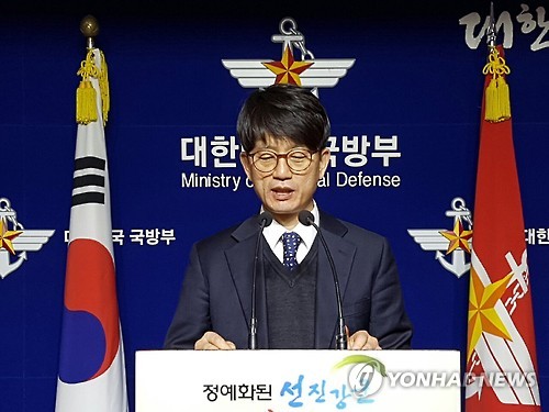 브리핑하는 박재민 국방부 군사시설기획관      (서울=연합뉴스) 김귀근 기자 = 국방부는 사드(고고도 미사일방어체계)가 배치되는 경북 성주군의 롯데스카이힐 골프장과 경기도 남양주시에 있는 군(軍) 소유 부지를 교환하기로 롯데 측과 합의하고 감정평가를 시행하기로 했다고 16일 전했다. 사진은 박재민 국방부 군사시설기획관이 브리핑하는 모습.