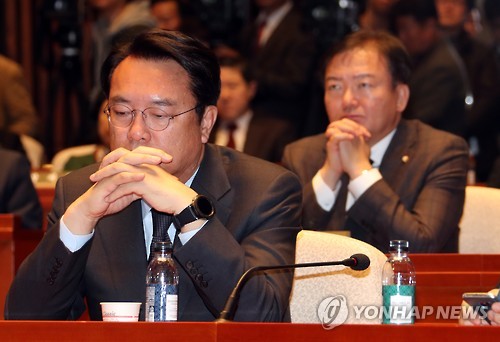 새누리당, '착잡'      (서울=연합뉴스) 배재만 기자 = 새누리당 정진석 원내대표가 6일 오후 국회에서 열린 의원총회에서 깊은 고민에 빠져 있다. 정 원내대표는 이정현 대표와 함께 의원총회 직전 박근혜 대통령을 면담하고 왔다. 2016.12.6      scoop@yna.co.kr
