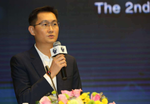 마화텅 텐센트 창업자가 17일 선전에서 열린 포럼에서 선전 상인의 특징을 설명하고 있다. /진양왕