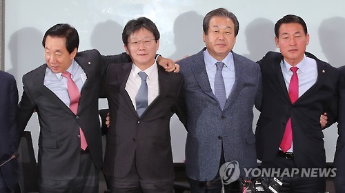 기자회견 마친 새누리 비주류 의원들      (서울=연합뉴스) 김도훈 기자 = 새누리당 김무성 전 대표, 유승민 의원 등을 비롯한 비주류 의원들이 21일 오전 서울 여의도 국회 의원회관에서 회동 후 기자회견을 마치고 취재진 요청에 포즈를 취하고 있다. 왼쪽부터 김성태, 유승민 의원, 김무성 전 대표, 황영철 의원.