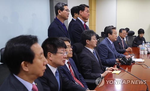 새누리 비주류 '분당' 발표      (서울=연합뉴스) 황광모 기자 = 새누리당 김무성 전 대표와 유승민 의원을 비롯한 비주류 의원들이 21일 오전 회의를 마치고 '분당'을 발표하고 있다.